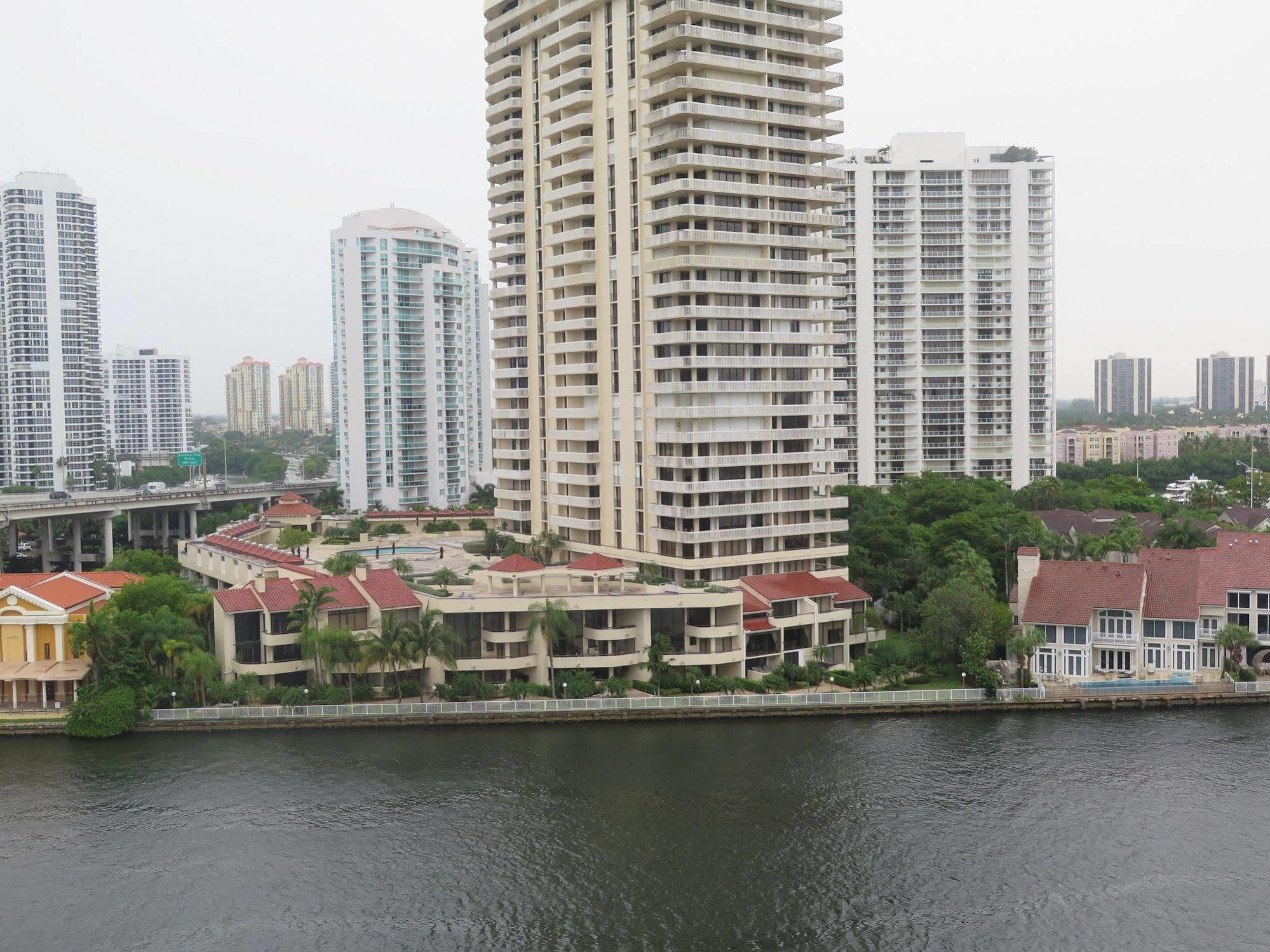 Ocean Reserve Luxury Condos Across From Sunny Isles Beach Miami Beach Exterior foto